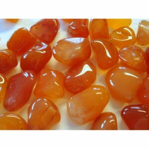 Art. 3537 Carneol tromlet. størrelse på steinene, 1-2,5cm. Steinene er uten hull. pose med 250 gram.
