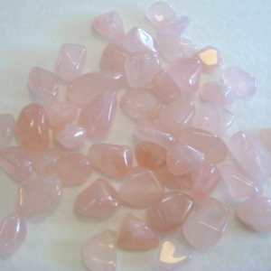 Art. 3548 Tromlet rosenkvarts. Størrelse 1 - 2 cm. Steinene er uten hull. 1 kg. pose.