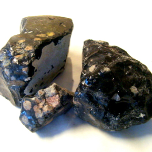 Obsidian snefnugg fra USA, Farge sort med hvitaktige ¨snøfnugg¨ Størrelse på bitene 100 gr. - 1 kg. Prisen er oppgitt pr. 100 gram.