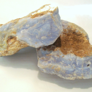 Art. 4012 Blue Lace agat fra Zaire, Farge lys blå til hvit. Størrelse på bitene 250 -2200 gr. Prisen er oppgitt pr. 100 gram.