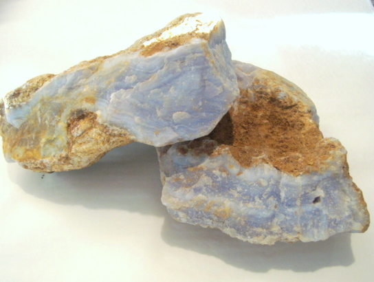 Art. 4012 Blue Lace agat fra Zaire, Farge lys blå til hvit. Størrelse på bitene 250 -2200 gr. Prisen er oppgitt pr. 100 gram.