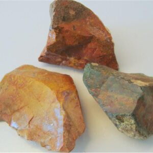 Fancy Jaspis fra India, råstein. Finnes i nyanser av rødt, grønt og gulbrunt. Biter i størrelse 250 - 1080 gr. Prisen er oppgitt pr. 100 gram.