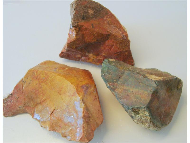 Fancy Jaspis fra India, råstein. Finnes i nyanser av rødt, grønt og gulbrunt. Biter i størrelse 250 - 1080 gr. Prisen er oppgitt pr. 100 gram.