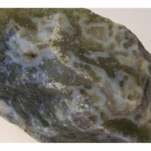 Moseagat fra India, Fargeløs til lys blå med grønne inneslutninger. Biter i størrelse 370- 1300 gram. Prisen er oppgitt pr. 100 gram.