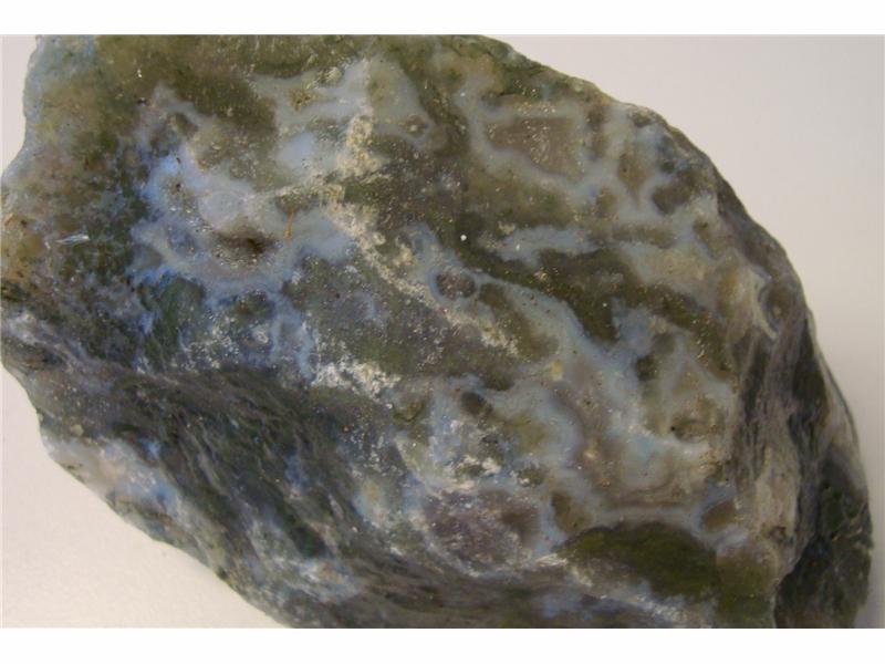 Moseagat fra India, Fargeløs til lys blå med grønne inneslutninger. Biter i størrelse 370- 1300 gram. Prisen er oppgitt pr. 100 gram.