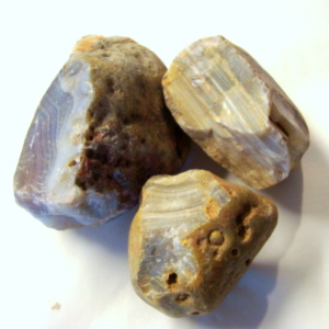 Båndet agat fra India. Stripet i fargene brunt, grått og hvitt. Vekt opp til ca. 500 gr. Prisen er oppgitt pr. 100 gram.