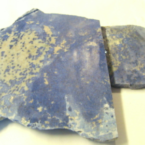 Dumortieritt. Størrelse på steinen 3,3 kg. Pris er opgitt pr. 3,3 kg