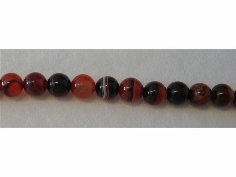 Art. 2193 Sort/rød agat, 8 mm.Har stripemønster i sort,hvitt og rødbrune nyanser.8mm, gjennomborret. tredd på 40cm streng. Ca 50 perler
