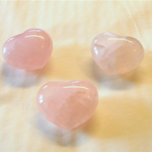 Art. 3414 Rosenkvartshjerte. Farge og størrelse vil variere. Størrelse fra 3,5 x 4,5cm.