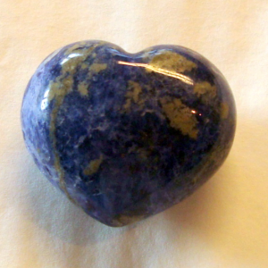 Art. 3411 A Sodalitt hjerte, ca 3x4 cm. Farge og mønster vil variere.