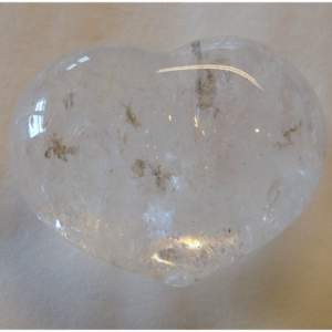 Art. 3411 C bergkrystall hjerte 3x4cm. fargenyanser og gjennomskinnlighet vil variere.