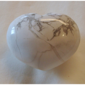 Art. 3411 G Howlitt hjerte 3x4cm. Farge og mønster vil variere.