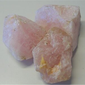 Art. 5052 Rosenkvarts. størrelse på bitene fra 250- 500 gr. Pris er oppgirr pr. 250 gr.