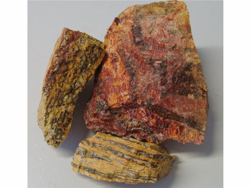 Leopardskinnjaspis. Biter i størrelse 100 - 1300 gram. Pris er oppgitt pr. 100 gram.