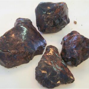 Obsidian Mahogny. Farge sort med mahognybrune striper. Størrelse 80- 500 gram . Pris er oppgitt pr. 100 gram.