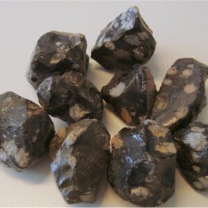 5032 Obsidian Snefnugg. Størrelse 30-50 gram. Egner seg til tromling eller sliping til små cabochoner. Pose med 1 kg. Pris pr. kg.
