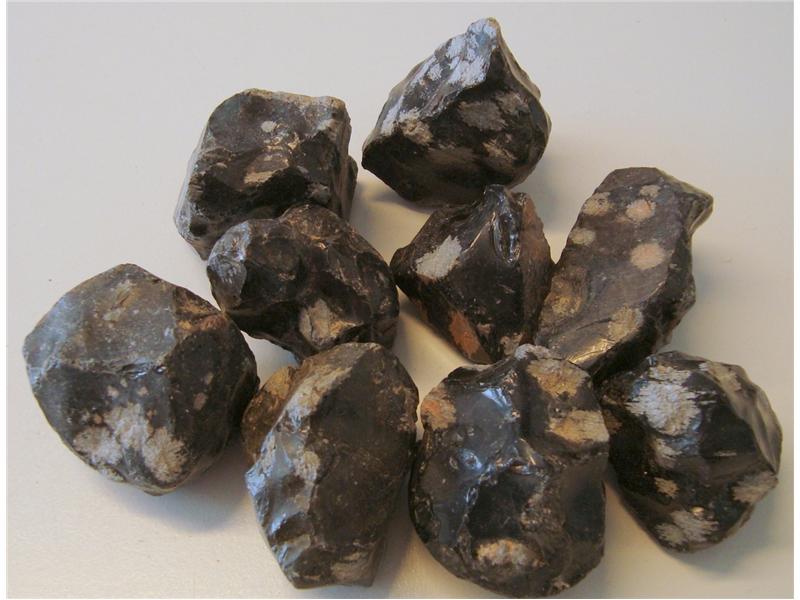 5032 Obsidian Snefnugg. Størrelse 30-50 gram. Egner seg til tromling eller sliping til små cabochoner. Pose med 1 kg. Pris pr. kg.