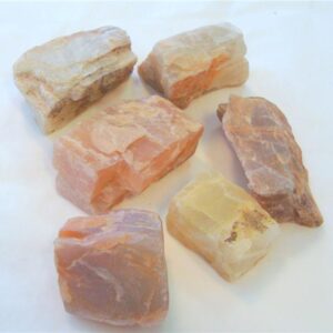 Månestein. Gulhvit til orange. Vekt 10-50gr. Pose med 500 gram.