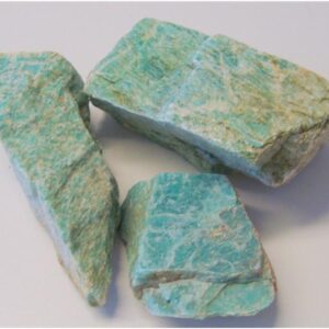 Art. 4001 Amasonitt. Farge grønn, blågrønn. Størrelse på bitetne 100 -1600 gram. Pris er oppgitt pr. 100 gram