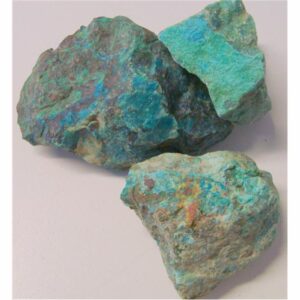 Chrysokolla. Farge blåturkis til grønn. Størrelse på bitene er 90 - 570 gram. Pris er oppgitt pr. 100 gram.