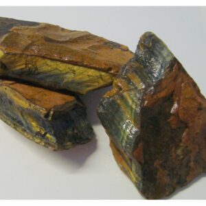 Falkøye med tigerøye. Farge blå til brun. Størrelse på bitene er 1000 og 2300 gram. Pris er oppgitt pr. 100 gram.