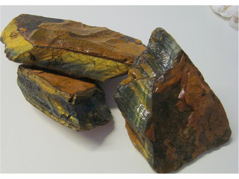 Falkøye med tigerøye. Farge blå til brun. Størrelse på bitene er 1000 og 2300 gram. Pris er oppgitt pr. 100 gram.