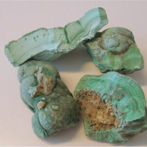 Malakitt. Farge lysgrønn, smaragdgrønn, sortgrønn. Størrelse på bitene 45-320 gram. Pris er oppgitt pr. 100 gram.