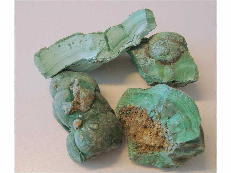 Malakitt. Farge lysgrønn, smaragdgrønn, sortgrønn. Størrelse på bitene 45-320 gram. Pris er oppgitt pr. 100 gram.