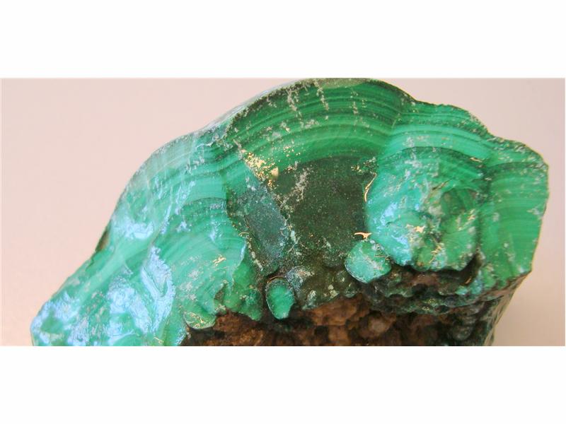 Malakitt. Farge lysgrønn, smaragdgrønn, sortgrønn. Størrelse på bitene 45-320 gram. Pris er oppgitt pr. 100 gram. - Bilde 3