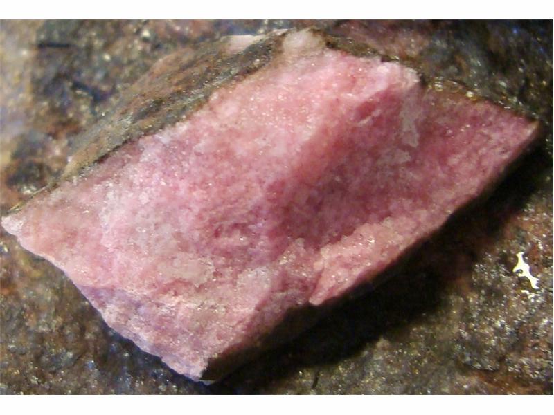 Rhodonitt. Farge rosa til rød med mørke striper/felter. Størrelse på bitene, 150 - 3100 gram. Pris er oppgitt pr. 100 gram. - Bilde 3