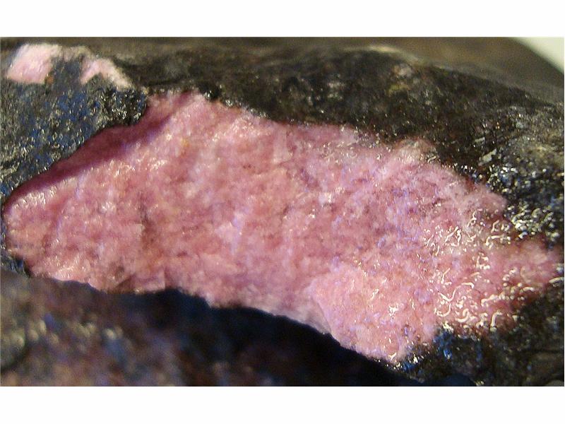 Rhodonitt. Farge rosa til rød med mørke striper/felter. Størrelse på bitene, 150 - 3100 gram. Pris er oppgitt pr. 100 gram. - Bilde 4