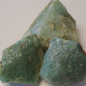 Art. 4006 Grønn avaenturinkvarts.Farge skimrende , lys til mørk grønn. Størrelse på bitene 750 gr. - 2,4 kg. Pris er oppgitt pr. 100 gram