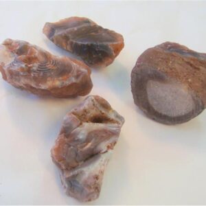 Botswana agat. Lys til gråblå, eller brun. Noe rosa kan også forekomme. Størrelse på bitene 30-150 gram. Pose med 500 gram.