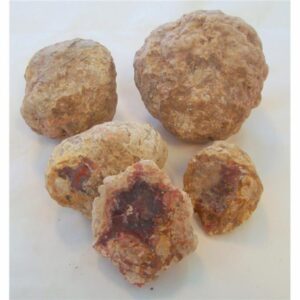 Sonora Nodules fra Mexico. Farge, Lys til rød agatknoll i lys kalk. Størrelse på bitene 40-260 gram. Pose med 500 gram.