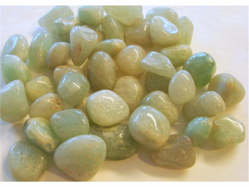 Art. 3531 Grønn Aventurin Tromlet . Størrelse på steinene, 1,5 - 2,5 cm. Steinene er uten hull. Pose med 250 gram.
