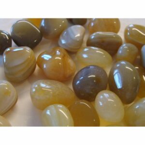 Art. 3553 Indisk Agat, tromlet. Størrelse på steinene 1-2,5cm. Steinene er uten hull. Pose med 1 kg.