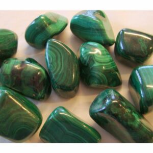 Art. 3546 Malakitt, tromlet. Størrelse på steinene 3-4 cm. Steinene er uten hull. Pris er oppgitt pr. stein.