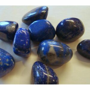 Art. 3539 Lapis lazuli,tromlet. Størrelse på bitene 2,5-3 cm. Steinene er uten hull. Pris er oppgitt pr.stk.