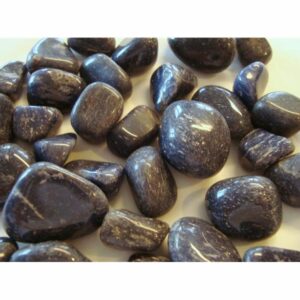 Art. 3538 Blå aventurin, tromlet. Størrelse på steinene 1,5-2,5cm. Steinene er uten hull. Pose med 250 gram.