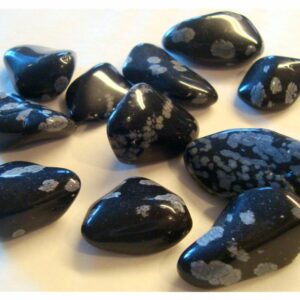 Art. 3503 Snøfnugg obsidian, tromlet. Størrelse på steinene 2-2,5 cm. Steinene er uten hull. Pose med 250 gram