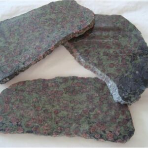 Art. 3460 Polerte skiver av Eklogitt. Tykkelse 6-8 mm. Størrelse ca 8 x 15 cm. Pris pr. stk.