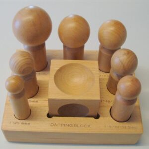 Art. 110581 Knopstempelsett i tre. Anke med 7 knopstempel.