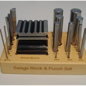 Art. 110598 Rilleanke med blokk og 17 pundsler. Runde pundsler i str. 2, 3, 5, 7,9, 11, 15, 18, 21 og 24mm. Firkantt 2x2 , 3x3, 4x4, 5x5, og 6x6mm, samt en pundsel for 45 grader vinkel.