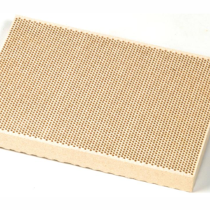 Art. 200550 Keramisk loddeplate.Fremstilt av et ikke asbestholdig lettvektsmateriale med masse små hull som gir god undervarme til arbeidsstykket. 13,5 x 9,5 x 1,3 cm. Varmebestandig inntil 1100 - 1200° C.