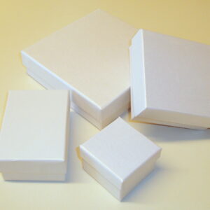 Gaveesker i hvit papp