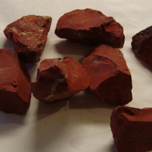 Rød jaspis. Størrelsen på bitene er 40-80 gram. Pose med 500 gram