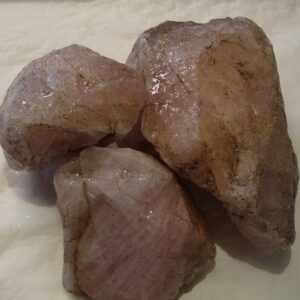 Rosenkvarts. Størrelse på bitene, 370 - 1500 gram. Prisen er oppgitt pr. 100 gram.