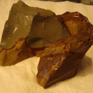 Succor Creek Jaspis. Størrelse på bitene; 320 - 2900 gram. Prisen er oppgitt pr. 100 gram.