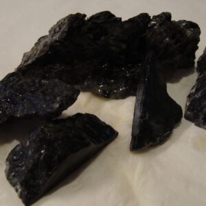 Spectrolitt fra Finland. Størrelse på bitene; 5 - 100 gram. Pris er oppgitt pr. gram.