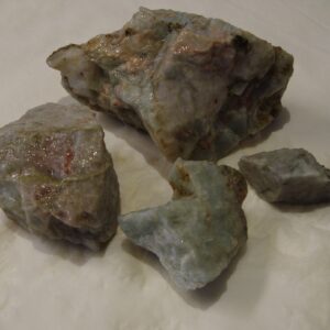 Cordieritt fra Sønderled. Størrelsen på bitene; 30 - 350 gram. Pris er oppgitt pr. kg.